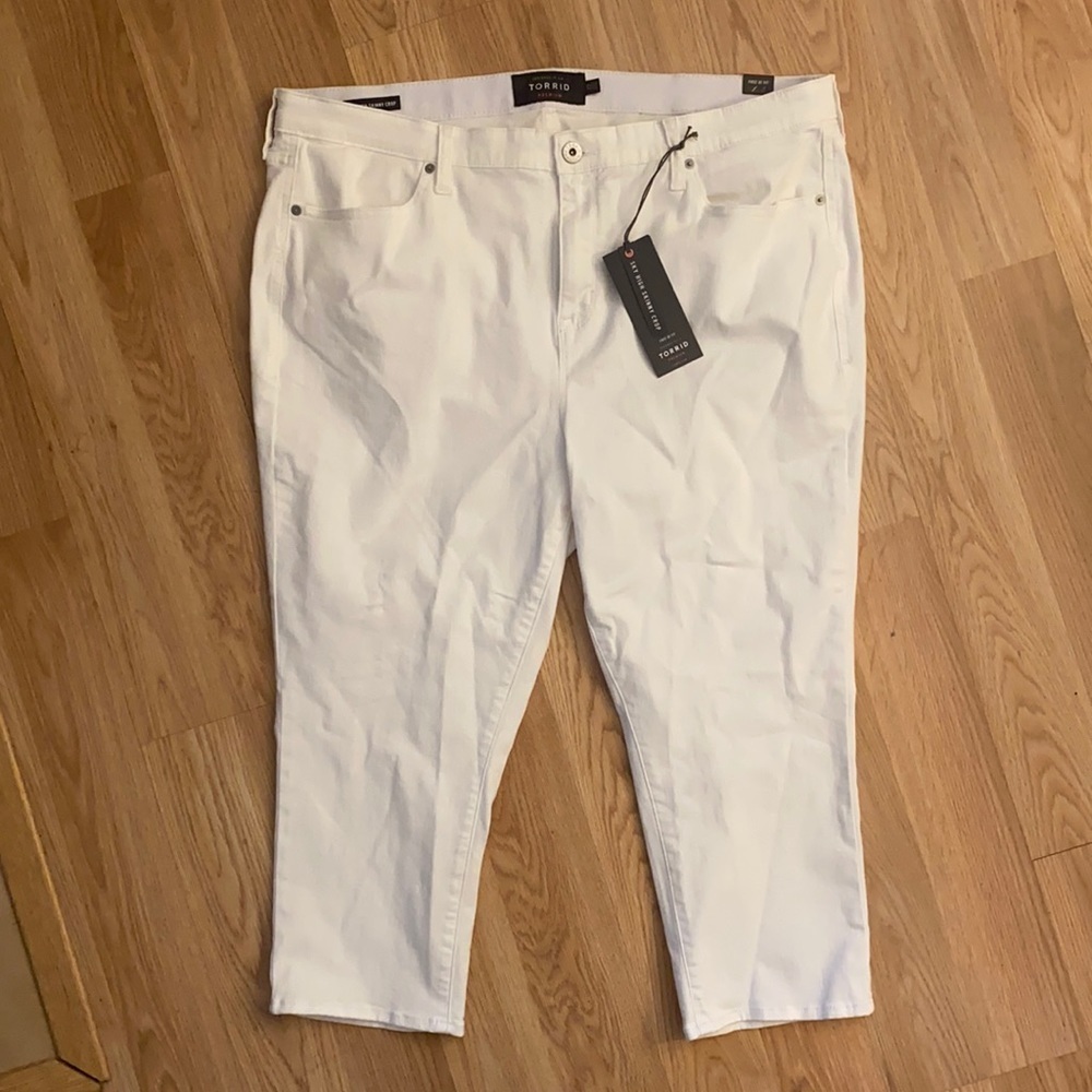 NWT Torrid white "Sky High Skinny Crop" size 22